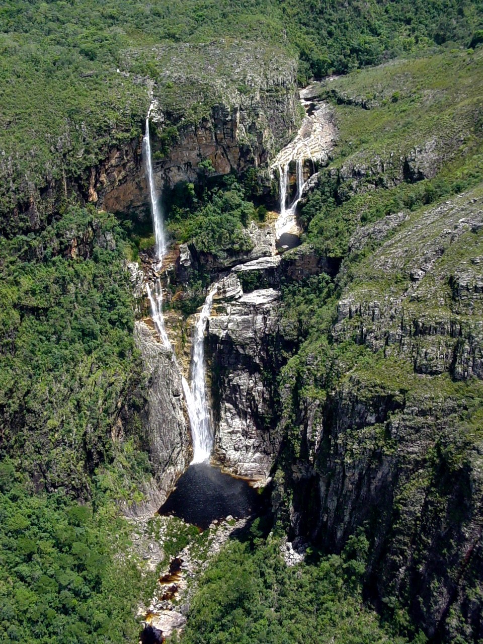 Cachoeira Rabo de Cavalo em queda vertical entre paredões
